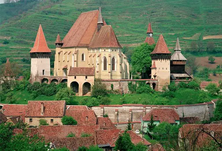 Satul din România care arată ca din filmele Disney