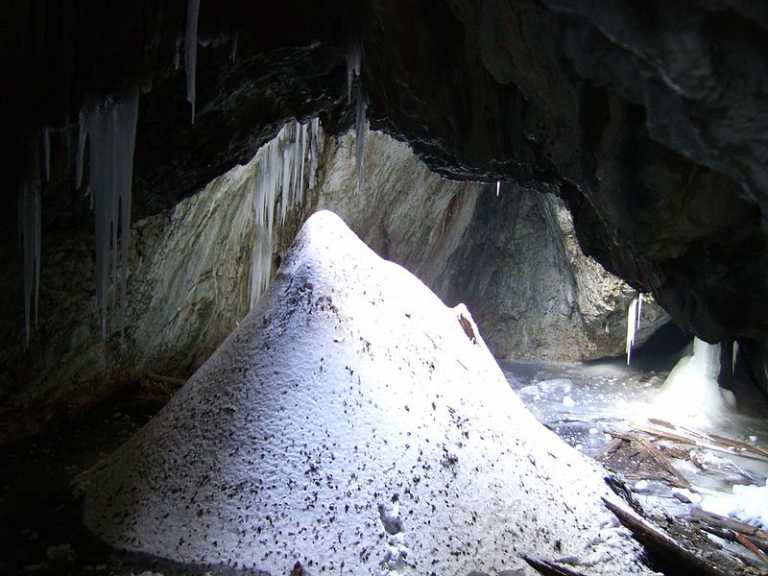 Peștera din România care „arde” cu razele soarelui