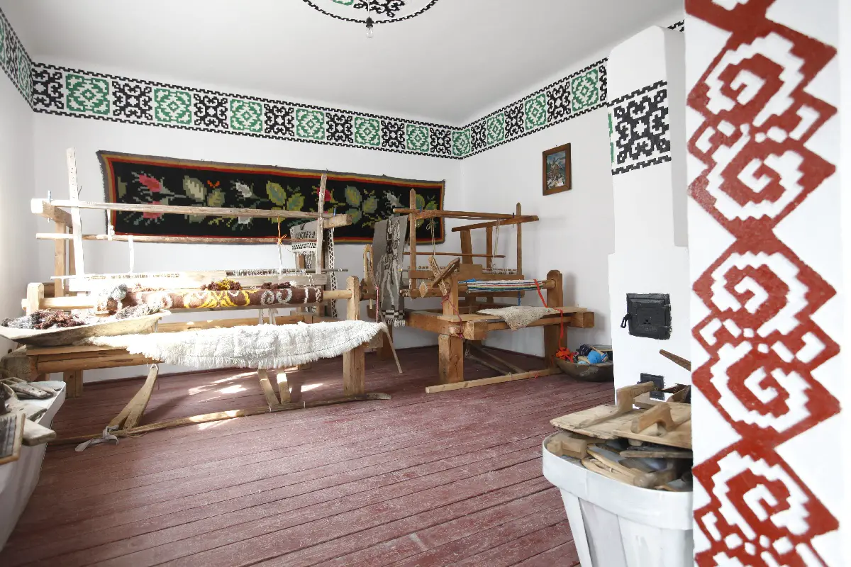 Muzeul etnografic din comuna Ciocanesti, judet Suceava. Sursa foto: culorileromaniei.ro