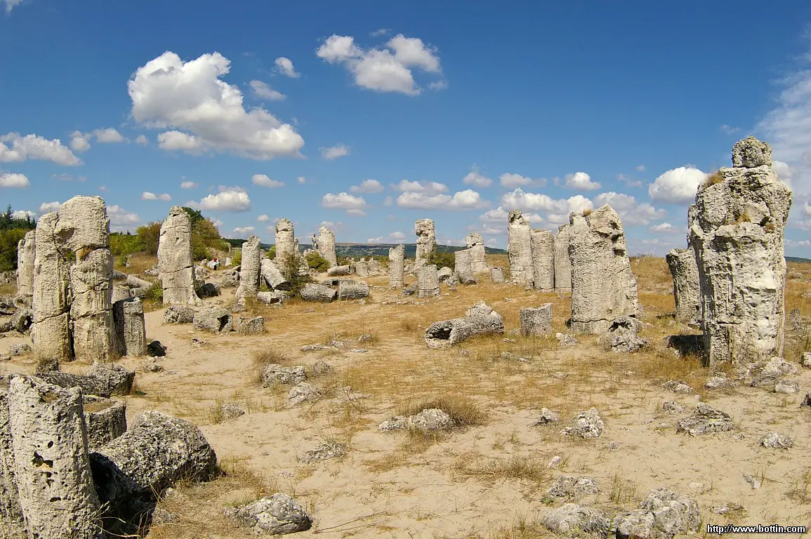 Coloanele cilindrice din piatra, Bulgaria. Sursa foto: bottin.com