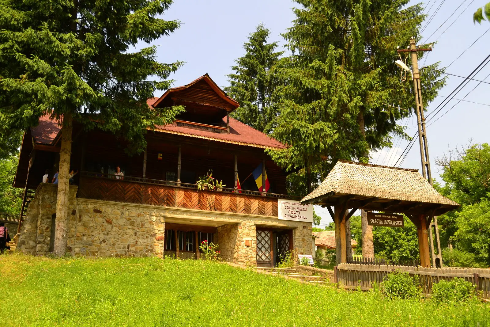 Muzeul Chihlimbarului din comuna Colți. Sursa foto: trecator.ro