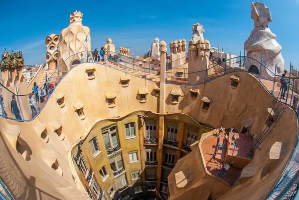 Patio-curte interioara a La Pedrera, opera lui Gaudi. Sursa foto: webarcelona.net