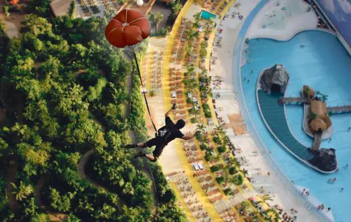 Bungee-jumping in hangarul unde e amenajat Tropical Island Resort. Sursa foto: tropical-islands.de