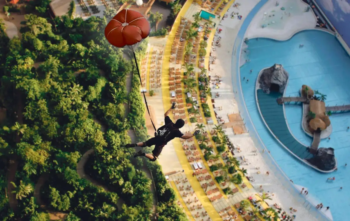 Bungee-jumping in hangarul unde e amenajat Tropical Island Resort. Sursa foto: tropical-islands.de