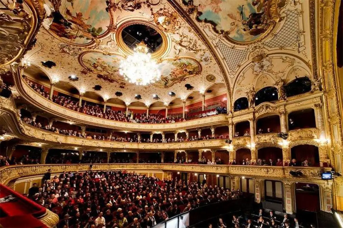 Interior Opera din Zurich. Sursa foto: meetmeattheopera.com
