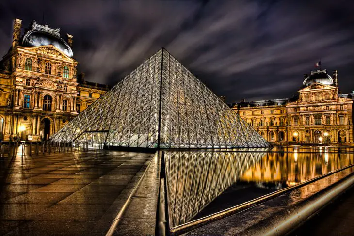 Paris, mon amour. 10 atractii turistice in orasul luminilor: Muzeul Luvru. Sursa foto: globi.roParis, mon amour. 10 atractii turistice in orasul luminilor