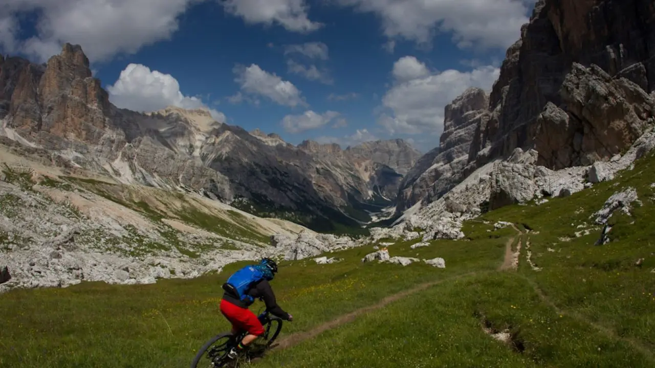 Prin Munti Cu Bicicleta 10 Trasee Pe Care Trebuie Sa Le Incerci Vara Aceasta