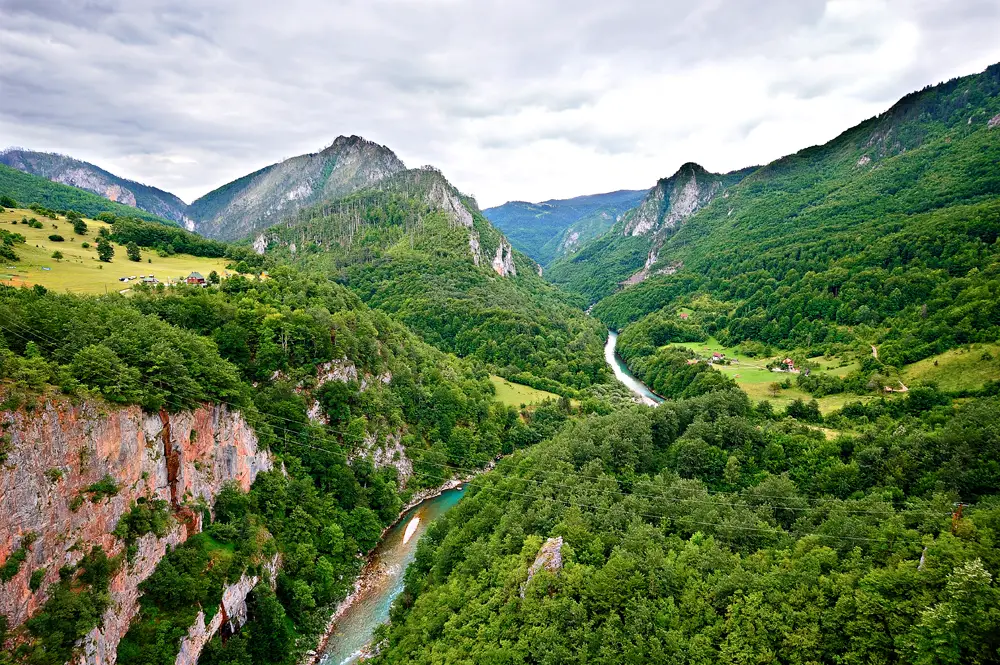 Canionul Tara. Tinutul salbatic din Muntenegru. Un loc spectaculos
