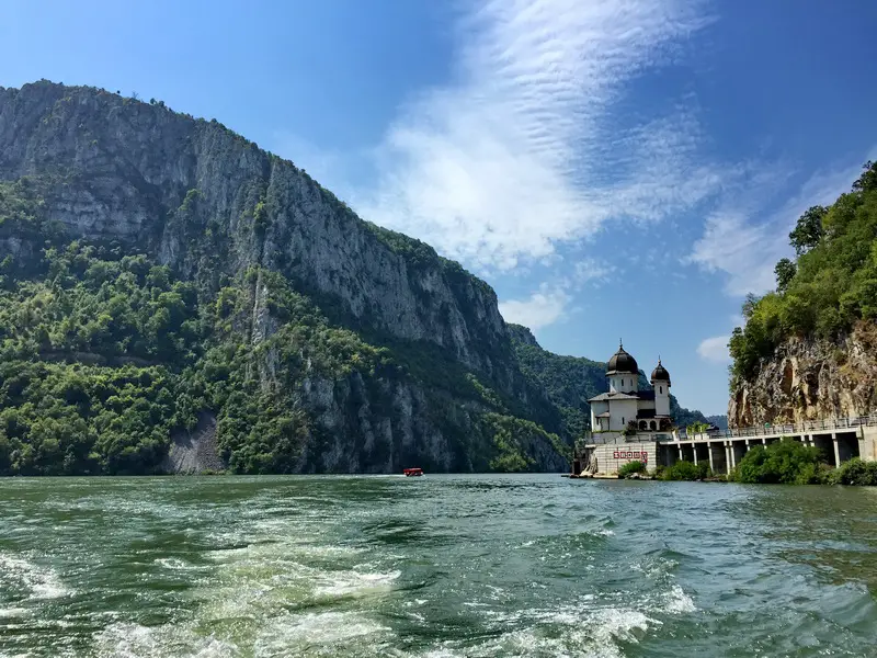 Defileul Dunarii. Un spectacol al fluviului ce isi face loc printre Carpati