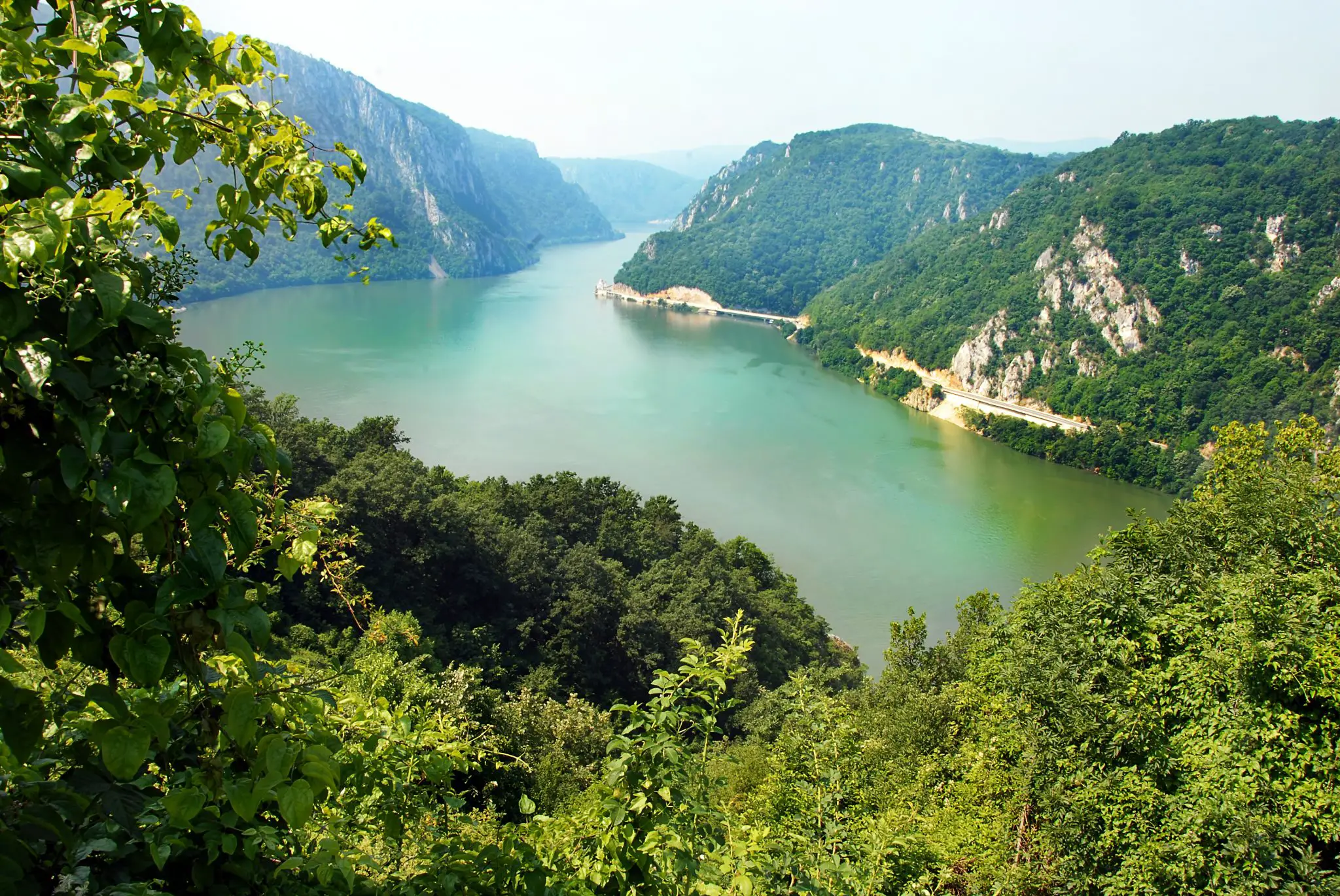 Defileul Dunarii. Un spectacol al fluviului ce isi face loc printre Carpati