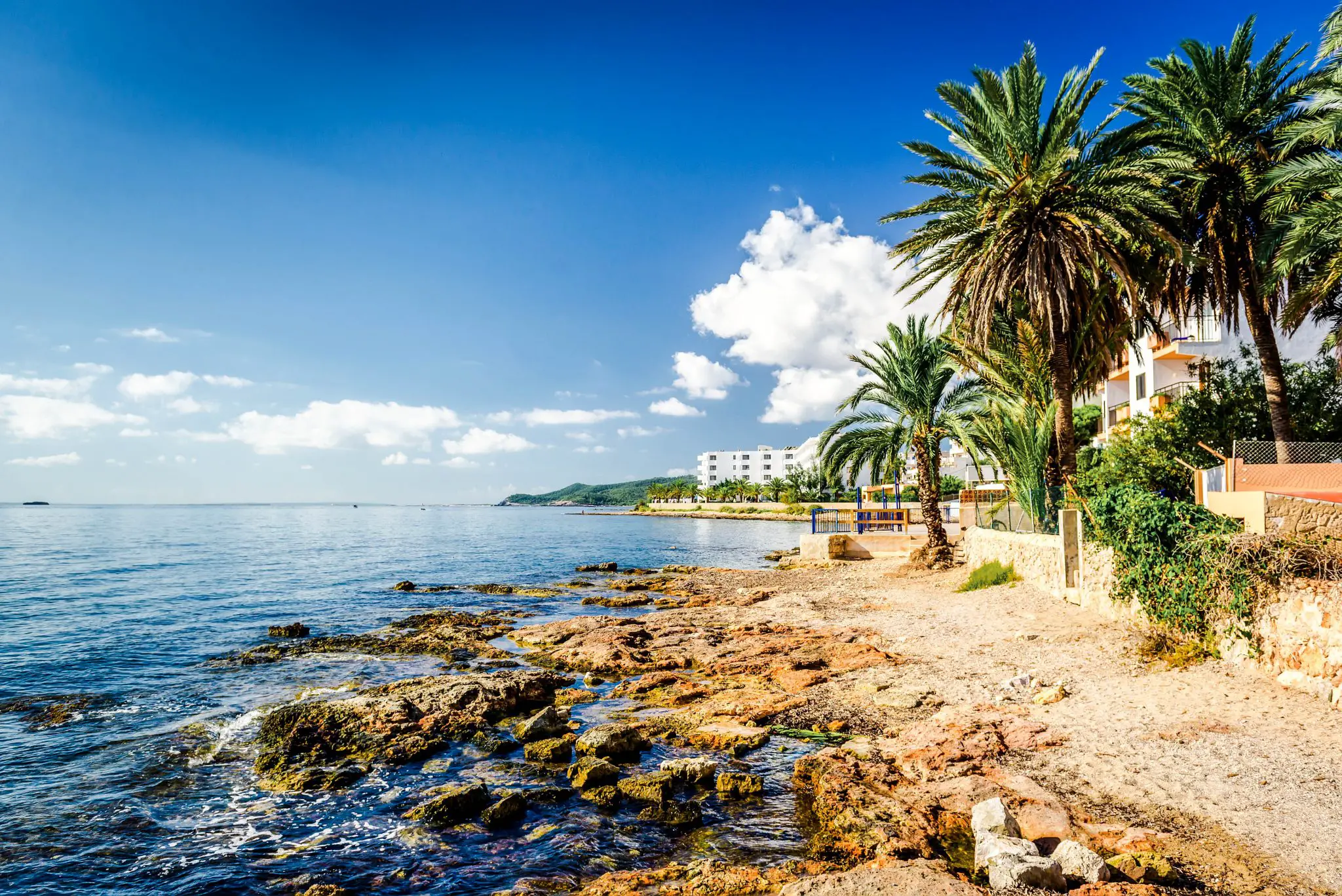 Ibiza. Obiective turistice care va vor coplesi. 7 motive ca sa vizitezi insula petrecareata