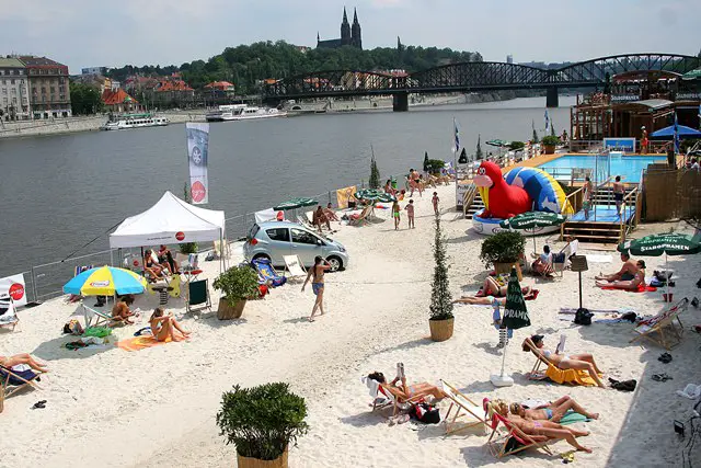 9 plaje urbane amenajate in orasele Europei. Unde te distrezi vara asta