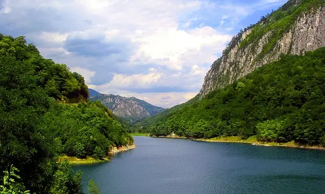Turist pe Valea Cernei. Ce intalnim in defileul de 40 de kilometri?