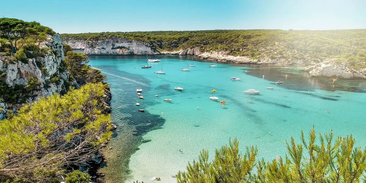 Menorca. Insula Albastra din mijlocul Marii Mediterane se afla in patrimoniul UNESCO