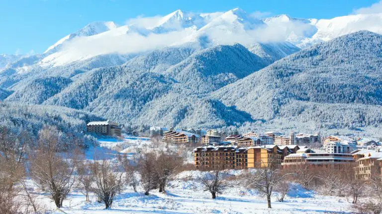 Bansko – moderna statiune de schi din Bulgaria. Vacanta de iarna incepe in Muntii Pirin