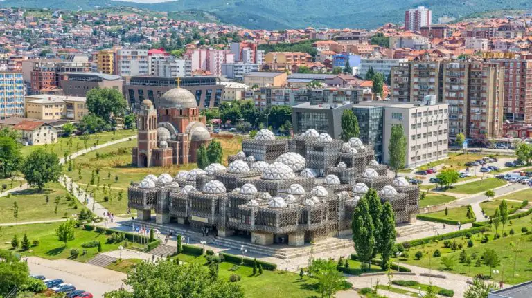 Pristina – cel mai nou oras turistic european. Indrazniti sa explorati!