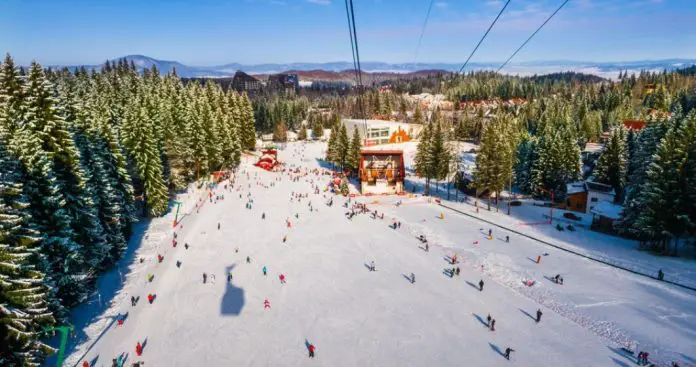 Poiana Brasov da startul la schi. In acest weekend, turistii vor gasi 6 partii deschise
