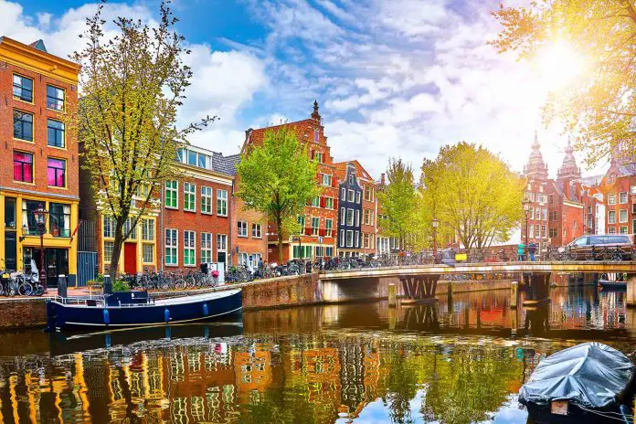 5 hoteluri in Amsterdam. Ce sa cautati in capitala Tarilor de Jos