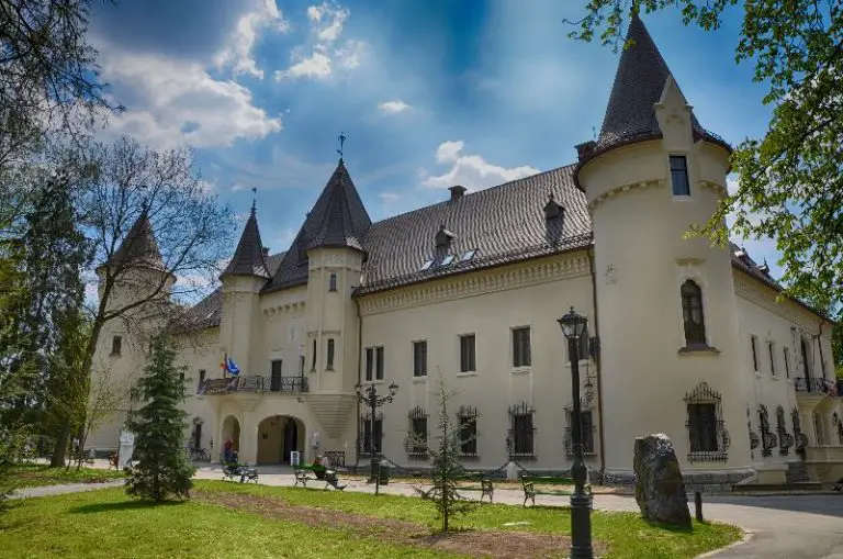Castelul Karolyi - vedeta intr-o comedie romantica pe Netflix