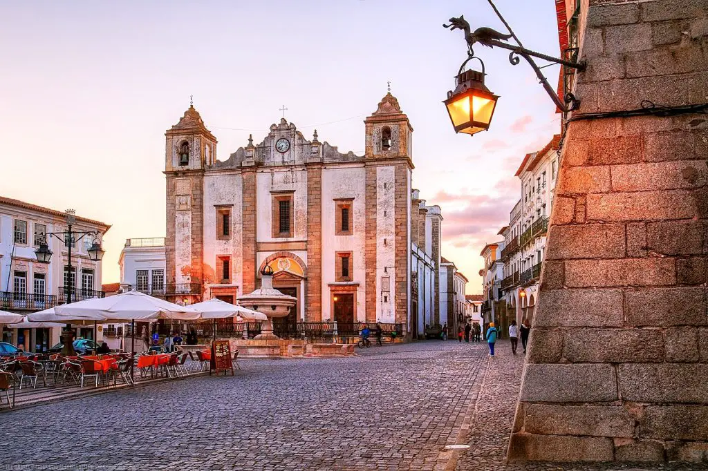 Evora, orasul necunoscut al Portugaliei, inscris pe lista UNESCO