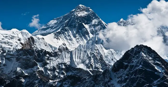 Everestul va primi mai putini turisti. China a inceput ecologizarea pe cel mai inalt munte al lumii
