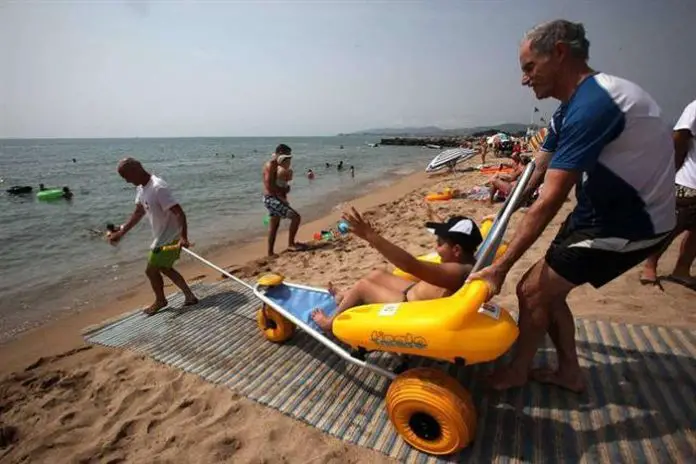 O plaja din Mamaia - amenajata pentru persoanele cu dizabilitati