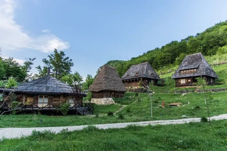 Raven`s Nest – Satul ascuns din România, locul în care hambare vechi de 200 de ani s-au transformat în pensiune