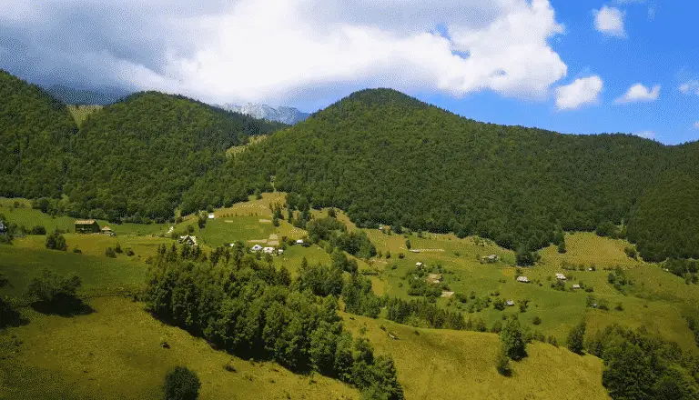 Satul din România în care poți dormi cu capul în nori