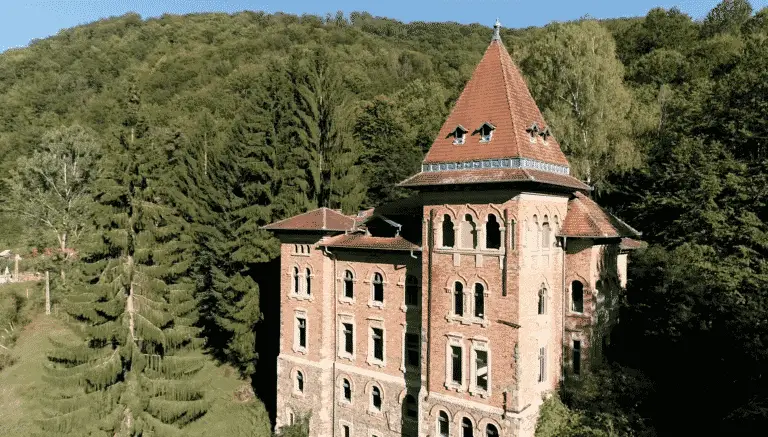 Povestea castelului din Apuseni distrus în timpul unui film și scos la vânzare la preț de vilă