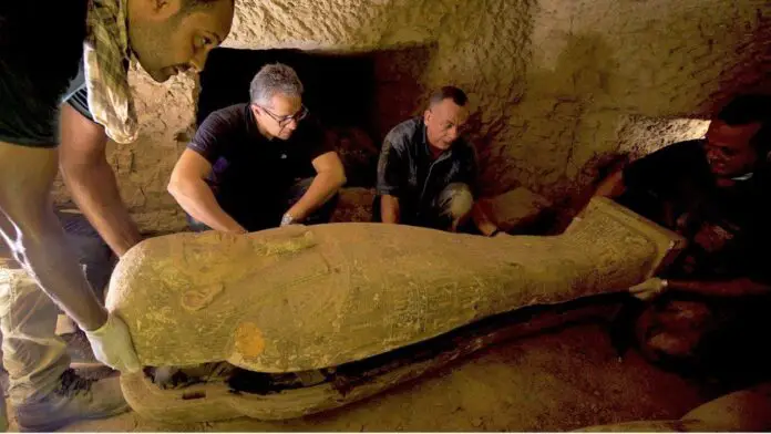 o-noua-descoperire-arheologica-intr-un-sarcofag-vechi-de-2500-de-ani-in-Egipt